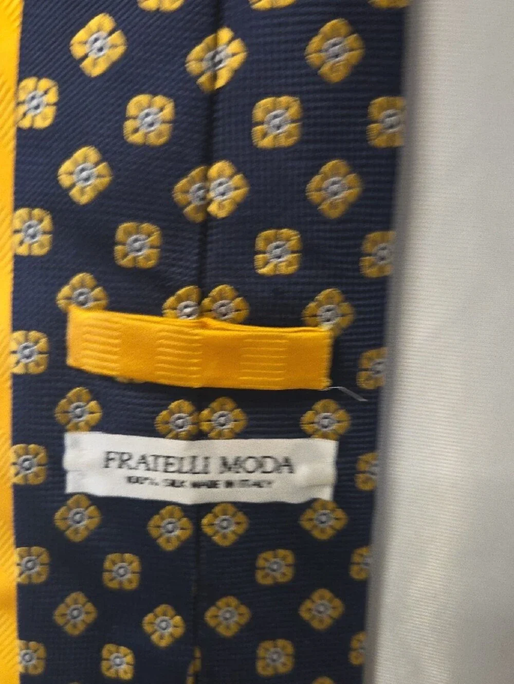 Fratelli Moda tie made from 100% silk in Italy.